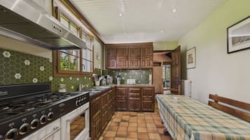 Een koelkast, een microgolfoven, een oven, een vaatwasser