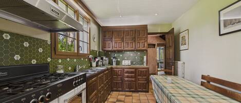 Geladeira, micro-ondas, fogão, lava-louças