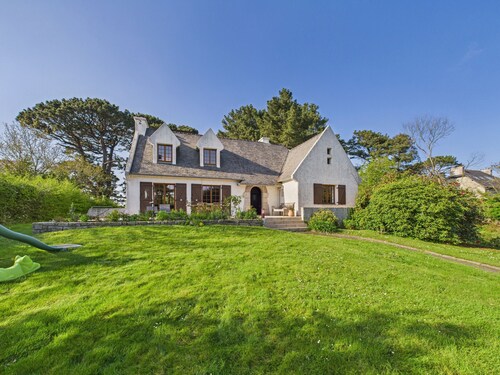 House for 10 with large garden, 250m from the sea