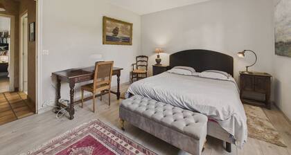House for 10 with large garden, 250m from the sea