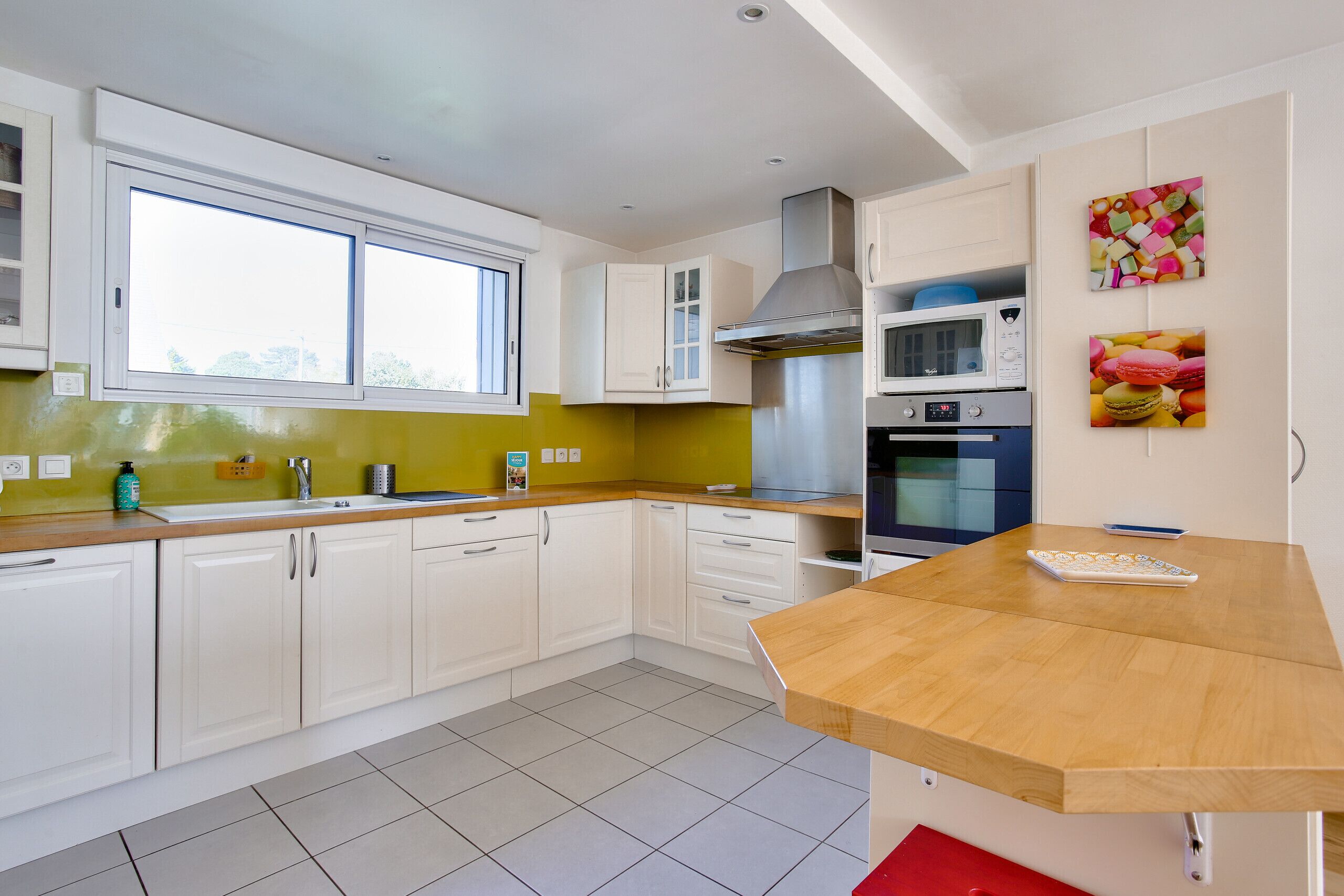 Een koelkast, een microgolfoven, een oven, een vaatwasser