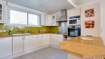 Een koelkast, een microgolfoven, een oven, een vaatwasser