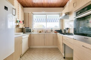 Réfrigérateur, four, cafetière/bouilloire, bouilloire électrique