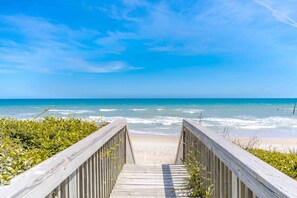 On the beach - The Sugar Shak - 4 BR Oceanfront Home with Covered Porch (Surf City)