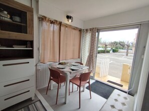 Dining - T3 Apartment for 4, near beach, private parking (Narbonne)