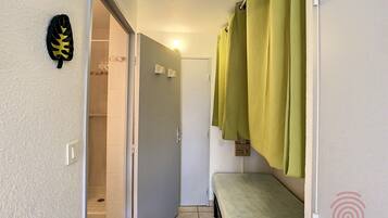 Travel crib, free WiFi