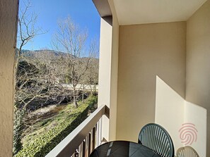 A balcony with a view of a dry landscape and trees. - Charming Studio with Balcony, Wifi and Pets Allowed (Lamalou-les-Bains)