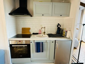 Micro-ondes, four, plaque de cuisson, cafetière/bouilloire