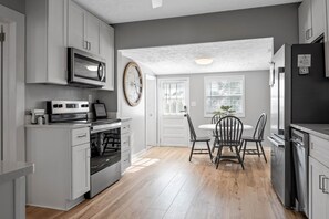 Køleskab, mikrobølgeovn, ovn, kogeplade