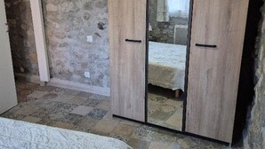 2 bedrooms, WiFi (free) - Cozy house in Ruoms center with terrace and parking (Ruoms)
