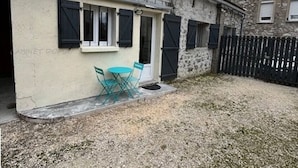 Outdoor dining - Cozy house in Ruoms center with terrace and parking (Ruoms)