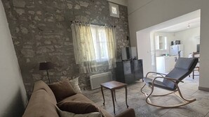 TV - Cozy house in Ruoms center with terrace and parking (Ruoms)