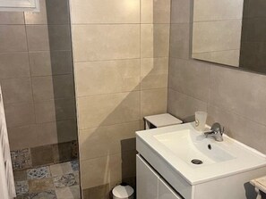 Hair dryer - Cozy house in Ruoms center with terrace and parking (Ruoms)