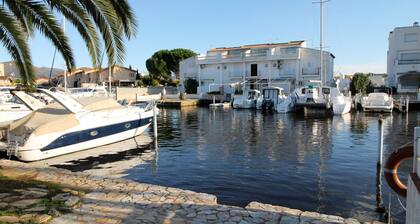 Charming House by the Canal with Terrace - Roses