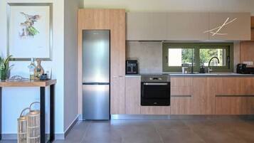 Uuni, astianpesukone, ruokailupöytä