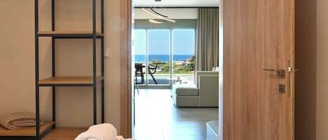 2 bedrooms, desk, iron/ironing board, WiFi