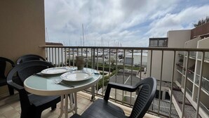 Outdoor dining - Studio cabin for 4 in Gruissan with parking and air conditioning (Gruissan)