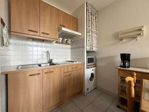 Køleskab, mikrobølgeovn, kogeplade