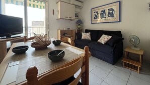 Living area - Studio cabin for 4 in Gruissan with parking and air conditioning (Gruissan)