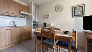 Private kitchen - Studio cabin for 4 in Gruissan with parking and air conditioning (Gruissan)