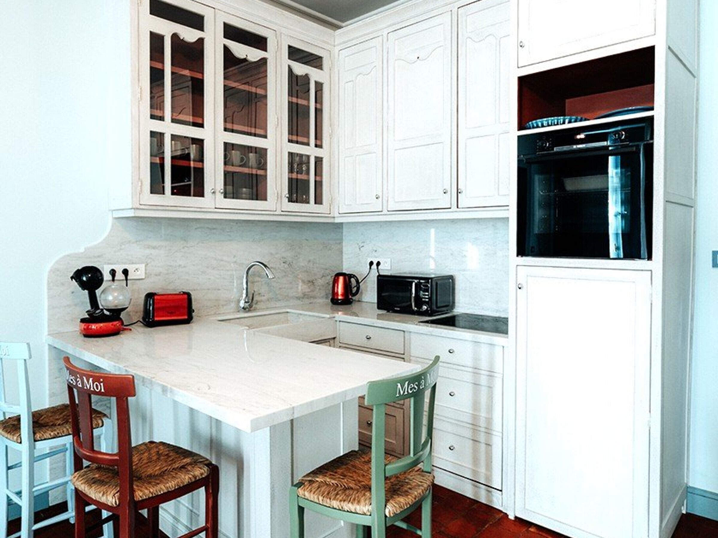 Micro-ondes, plaque de cuisson, lave-vaisselle, cafetière/bouilloire