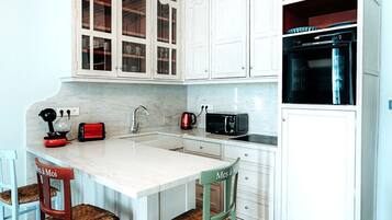 Microwave, stovetop, dishwasher, coffee/tea maker