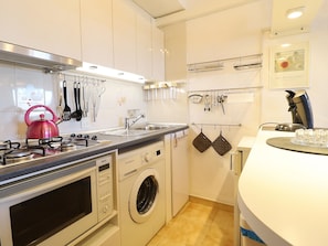 Kühlschrank, Mikrowelle, Ofen, Wasserkocher mit Kaffee-/Teezubehör