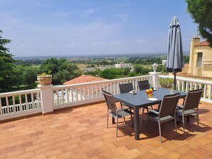 Outdoor dining - Holiday Home with Private Pool in Spain (Palau Sabardera)