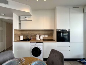 Réfrigérateur, micro-ondes, four, lave-vaisselle