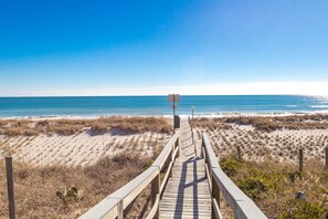 Beach nearby - It Must Be The Wine - 3BR Home in Quiet Spot. Pet Friendly! (Topsail Beach)