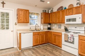 Fridge, microwave, oven, dishwasher - It Must Be The Wine - 3BR Home in Quiet Spot. Pet Friendly! (Topsail Beach)