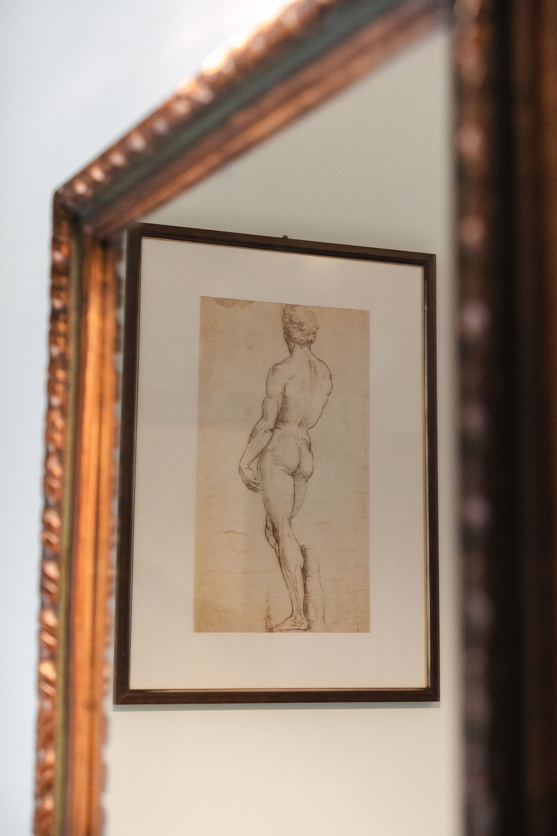 Een lijstwerk met een afbeelding van een persoon op een muur.