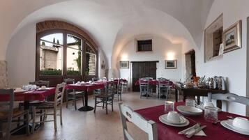 TĂ€gliches inbegriffenes FrĂŒhstĂŒcksbuffet