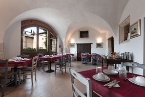 Free daily buffet breakfast - Corte Castello (Affi)