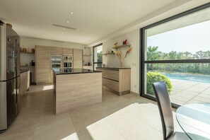 Kjøleskap, ovn, kokeplater og oppvaskmaskin