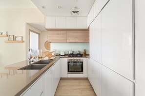 Geladeira, micro-ondas, fogão, cooktop