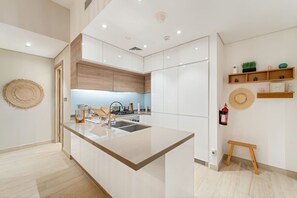 Een koelkast, een microgolfoven, een oven, een kookplaat