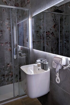 Deluxe Room, Sea View | Bathroom | Shower, hair dryer, towels, soap - Incoming Roof Bovio (Naples)