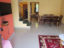 Bungalow, 3 habitaciones, balcón, vistas a la piscina | Interior