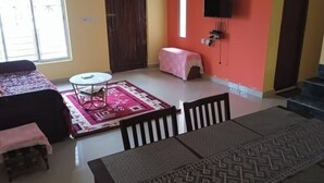 Bungalow, 3 Bedrooms, Balcony, Pool View | Interior