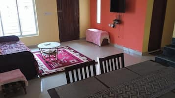 Bungalow, 3 Bedrooms, Balcony, Pool View | Interior