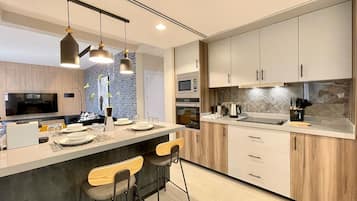 Full-size fridge, microwave, oven, stovetop