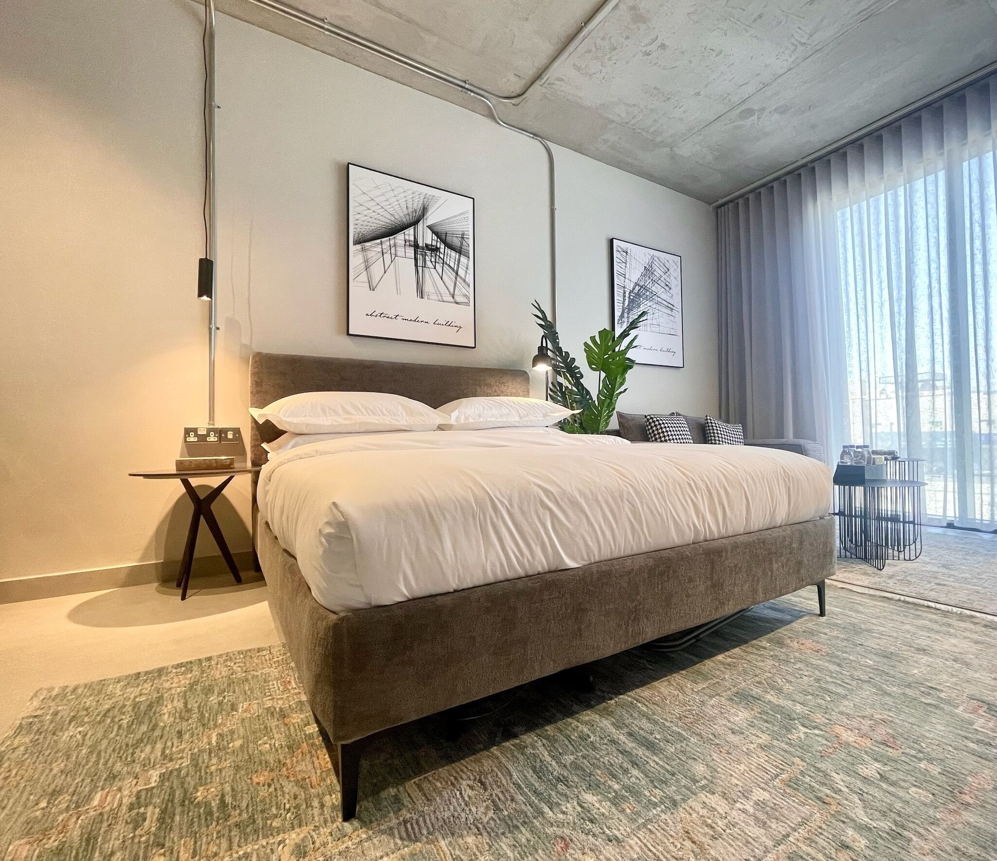 Escritorio, espacio para trabajar con laptop y insonorización 