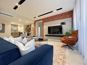 Desk, laptop workspace, soundproofing, free WiFi - C Living - Premium 3 Bedroom - AQIQ (Riyadh)