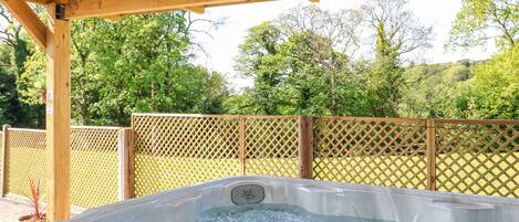 Cottage | Outdoor spa tub