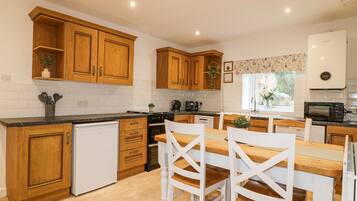 Fridge, microwave, dishwasher, cookware/dishes/utensils