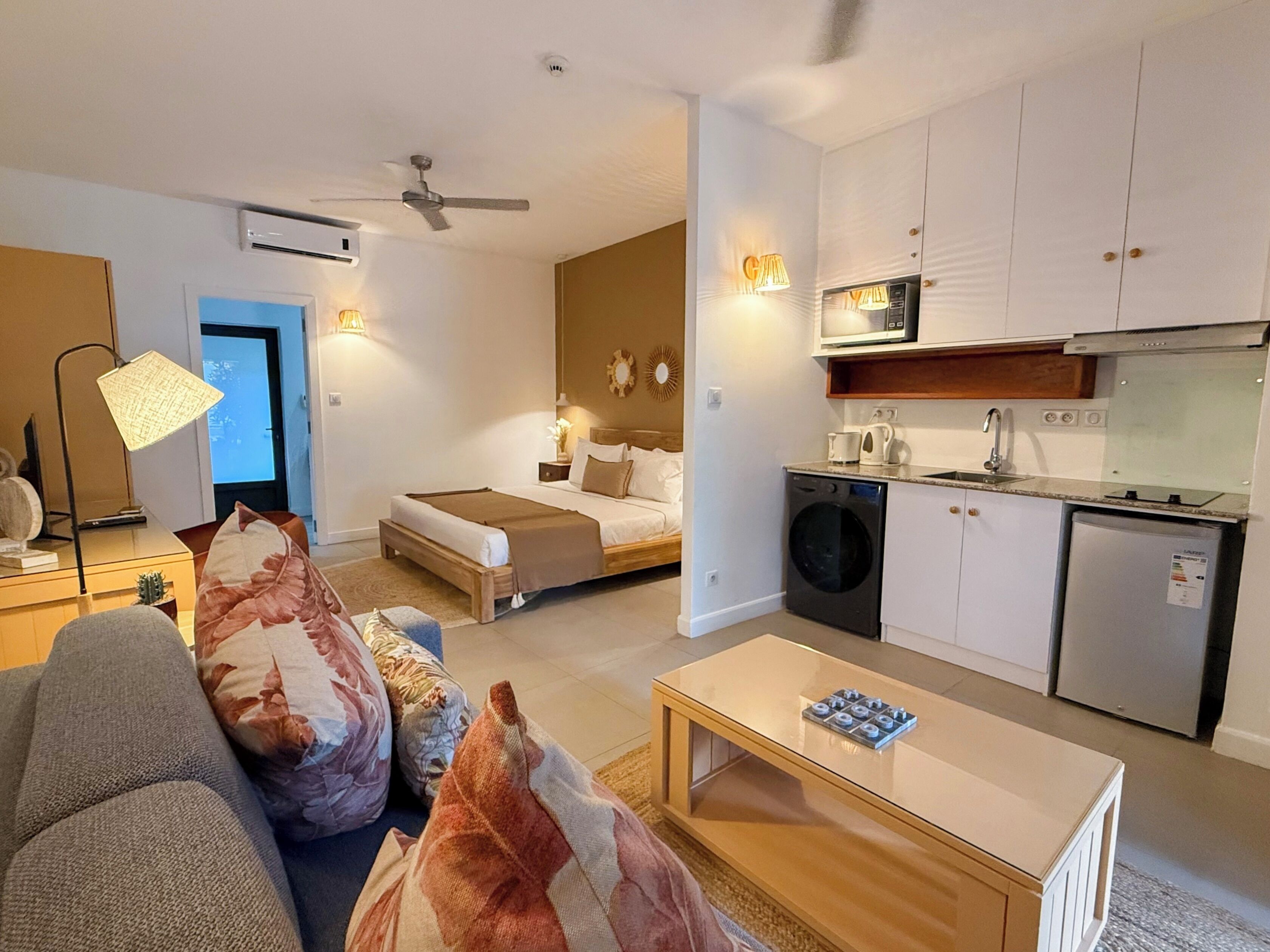 Escritorio, wifi gratis y ropa de cama 