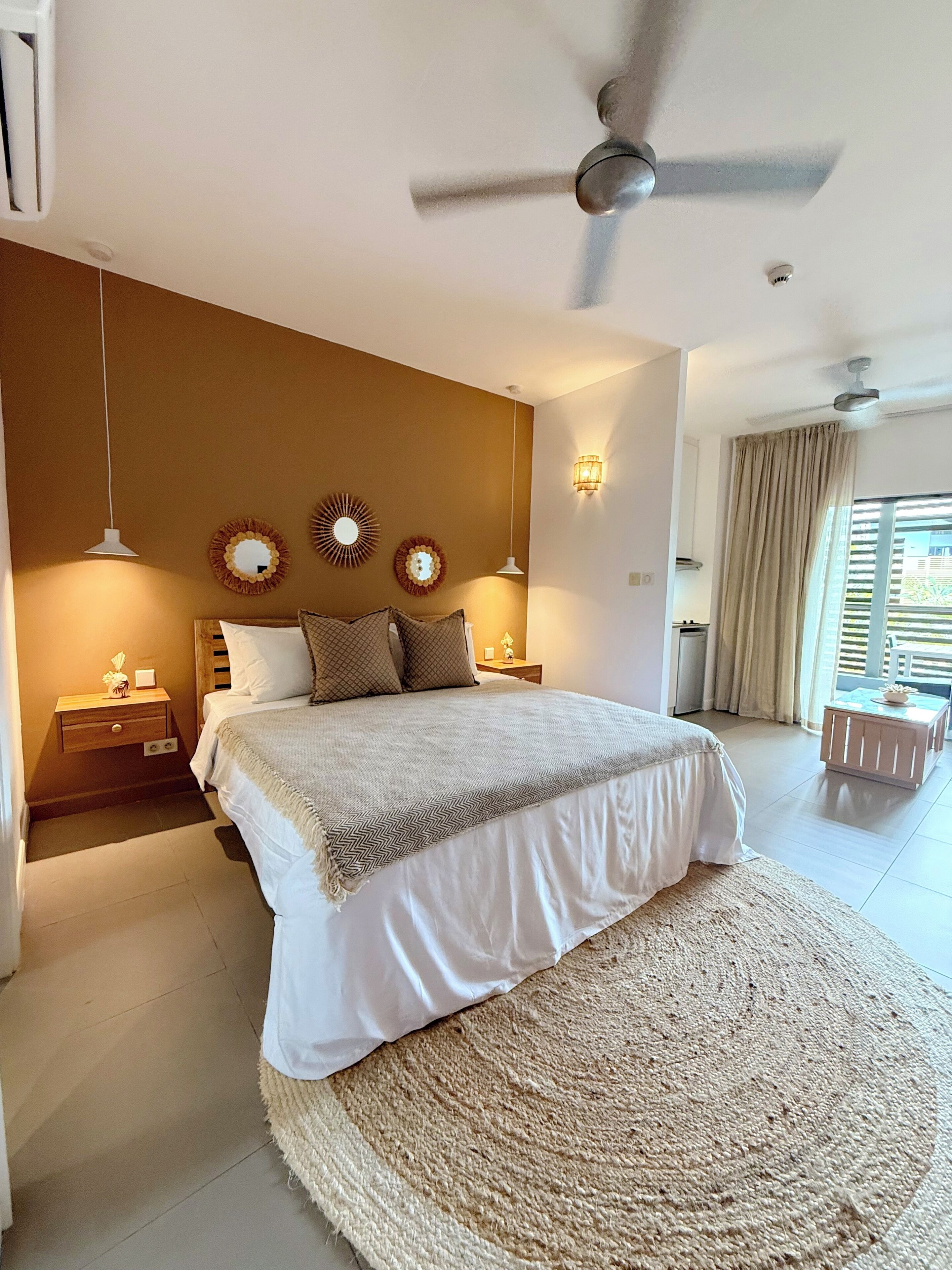 Escritorio, wifi gratis y ropa de cama 