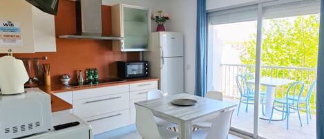 ثلاجة، ميكروويف، فرن، موقد طهي مسطح