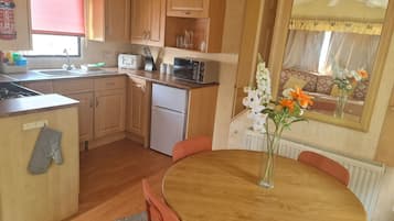 Bungalow tiện nghi đơn giản, sân hiên, quang cảnh sân vườn | Bếp nhỏ riêng | Tủ lạnh nhỏ, lò vi sóng, lò nướng, bếp nấu